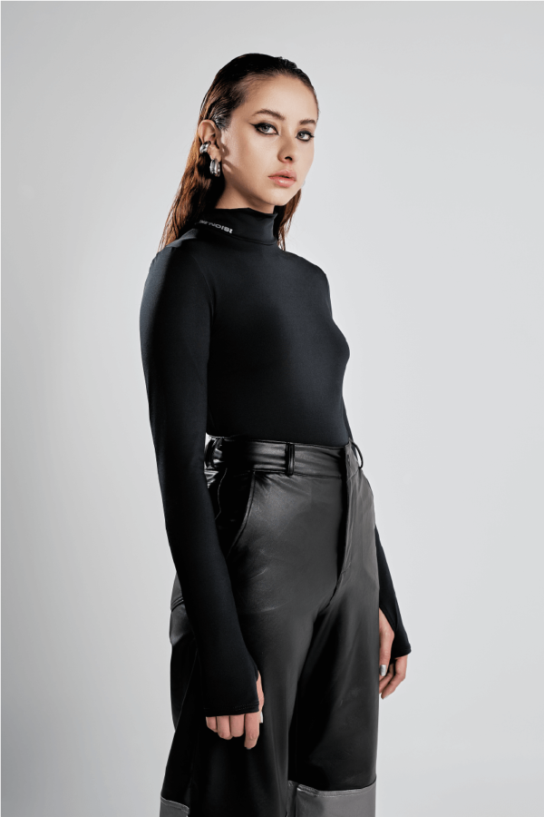 Long sleeve - Asymmetrical turtleneck - Black